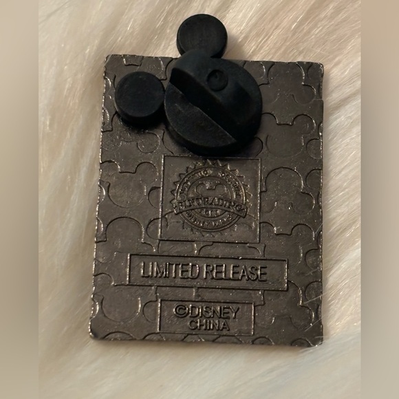 Disney Trading Pin - Picture 2 of 2